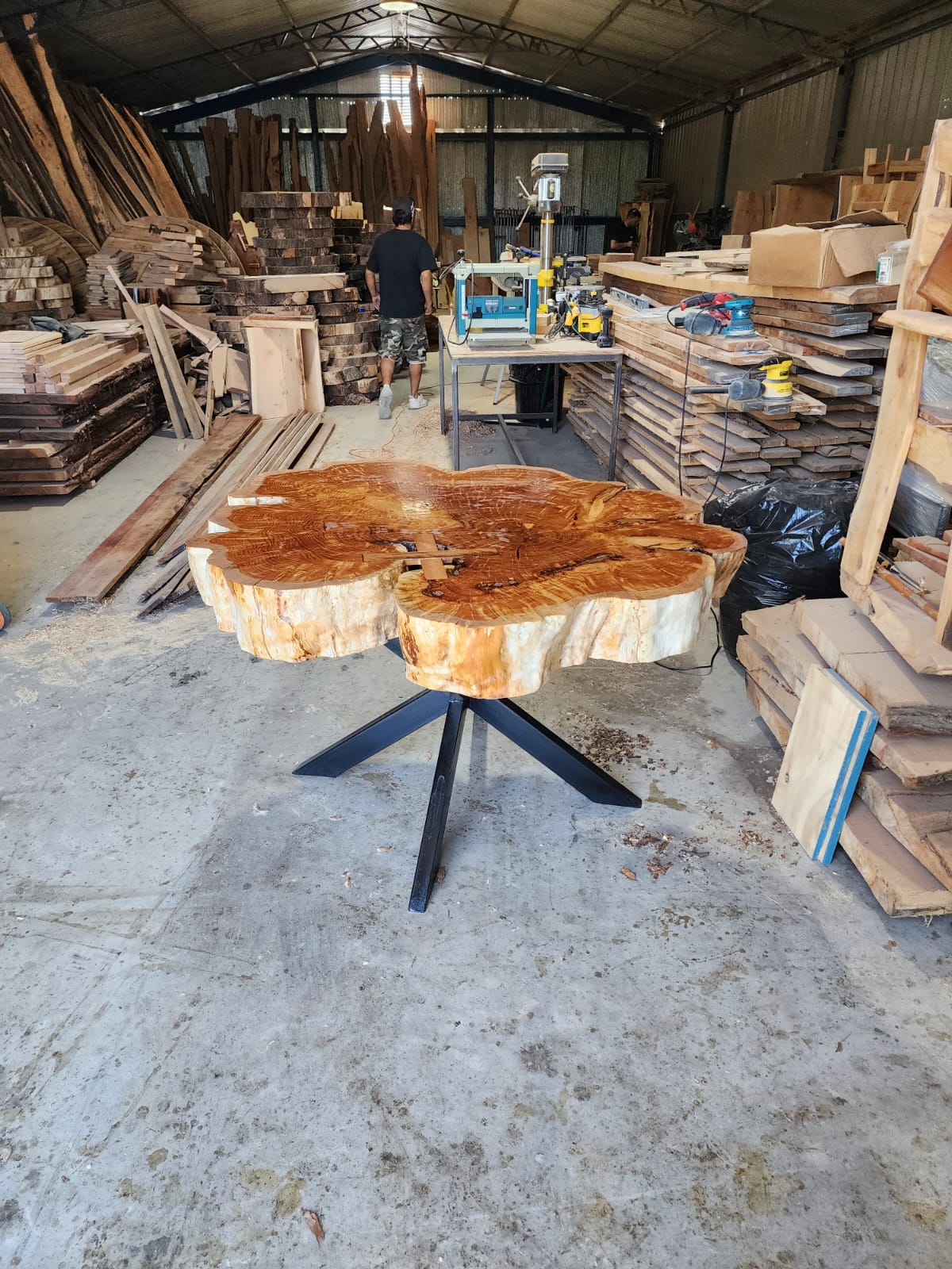 Mesa de centro con corte natural de tronco